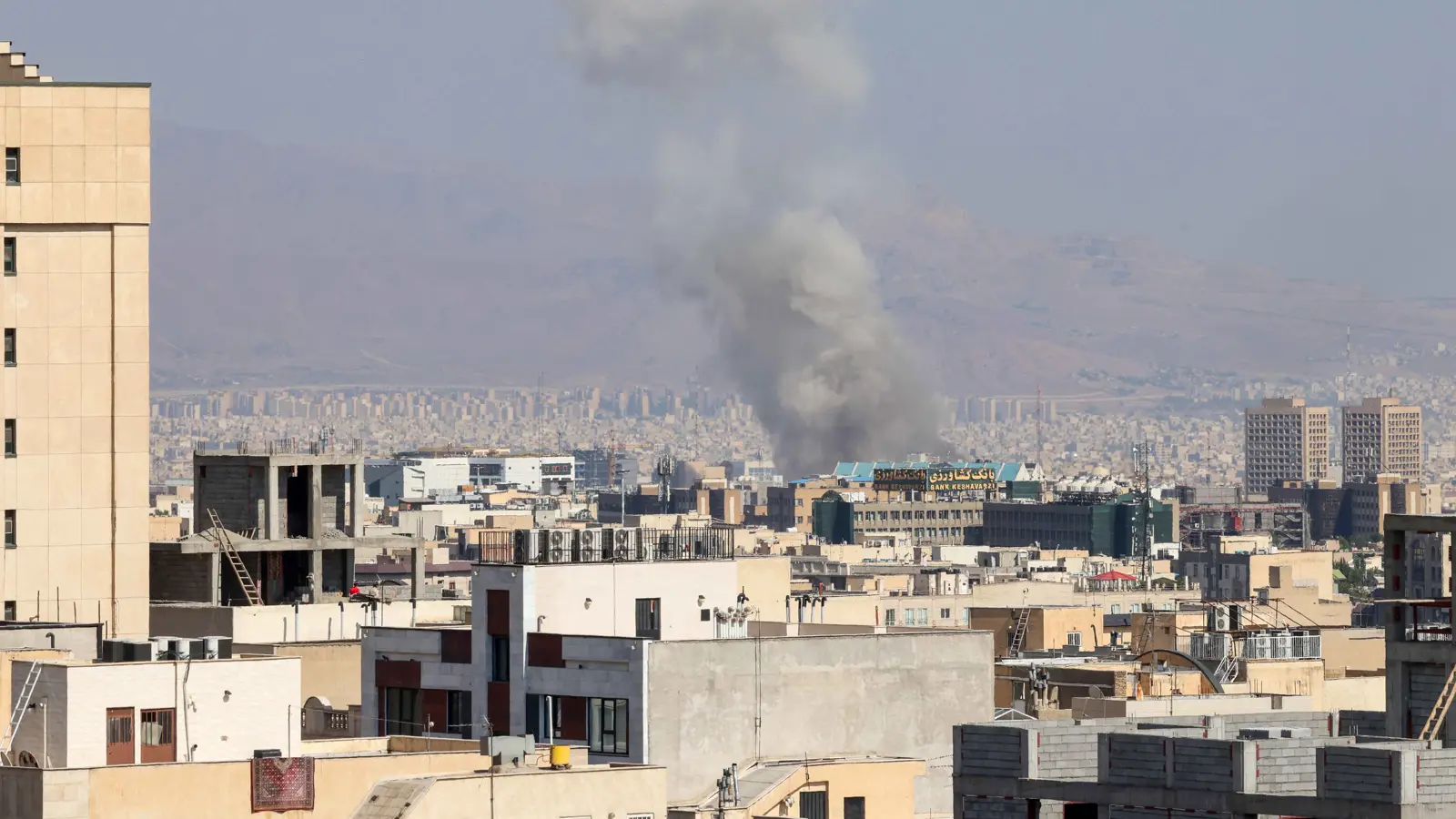 إسرائيل تعلن اغتيال عالم نووي في طهران