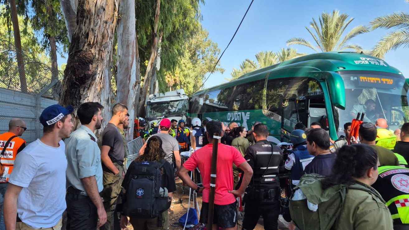 قتلى وعشرات المصابين إثر "عملية دهس" قرب قاعدة عسكرية شمالي تل أبيب