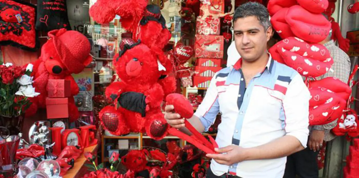 بالصور.. الدببة الحمراء تغزو شوارع بغداد في عيد الحب