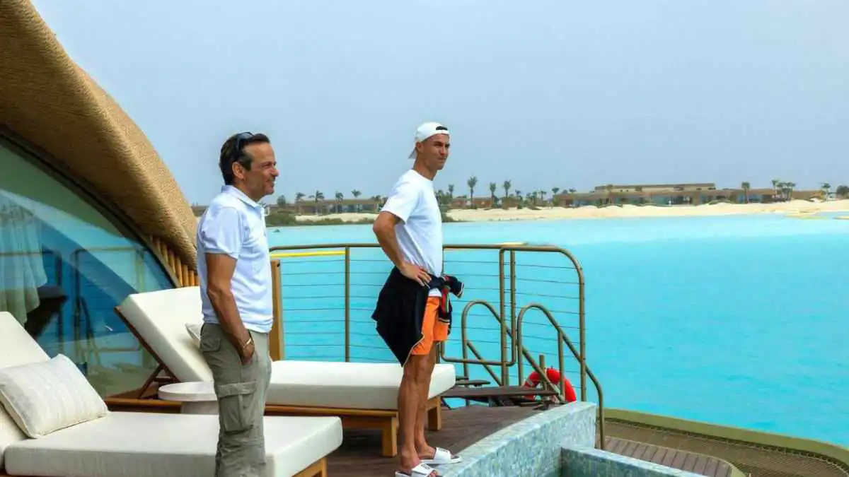 لماذا اشترى كريستيانو رونالدو منزلين في السعودية؟