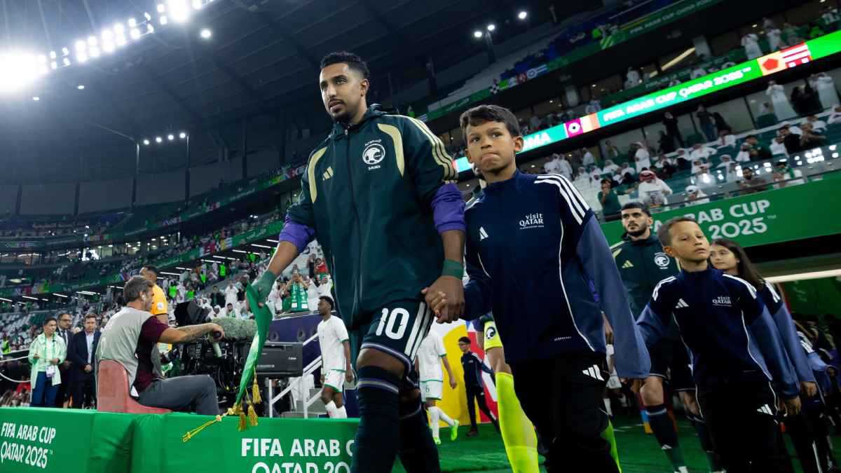 بعد الهجوم عليه.. أسطورة النصر السعودي يفاجئ سالم الدوسري (فيديو)