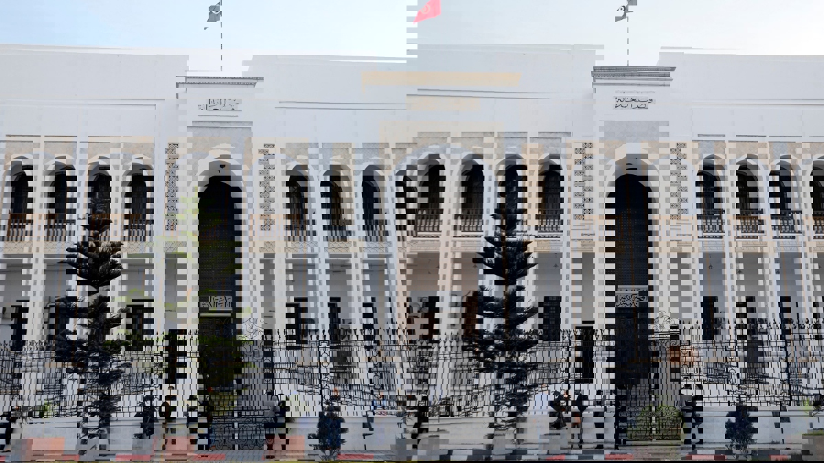 متهم بالتشدد يعتدي على قاضٍ عسكري بآلة حادة في محكمة تونسية