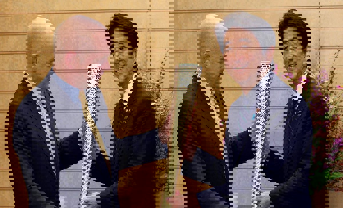 وزير خارجية بريطانيا يسلم الشعلة الأولمبية لرئيس وزراء اليابان