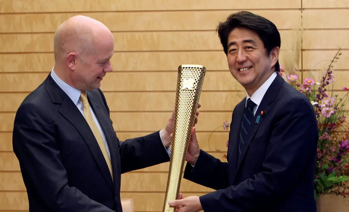 وزير خارجية بريطانيا يسلم الشعلة الأولمبية لرئيس وزراء اليابان