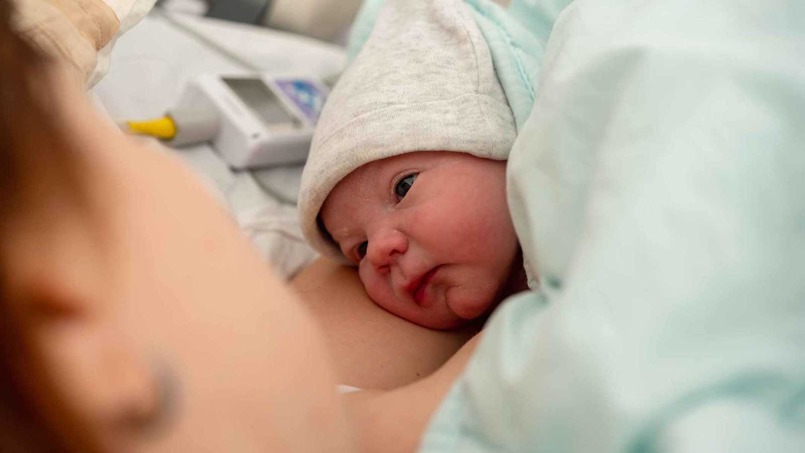 الاحتضان الجلدي منذ الولادة يعزز ذكاء الأطفال الخدّج