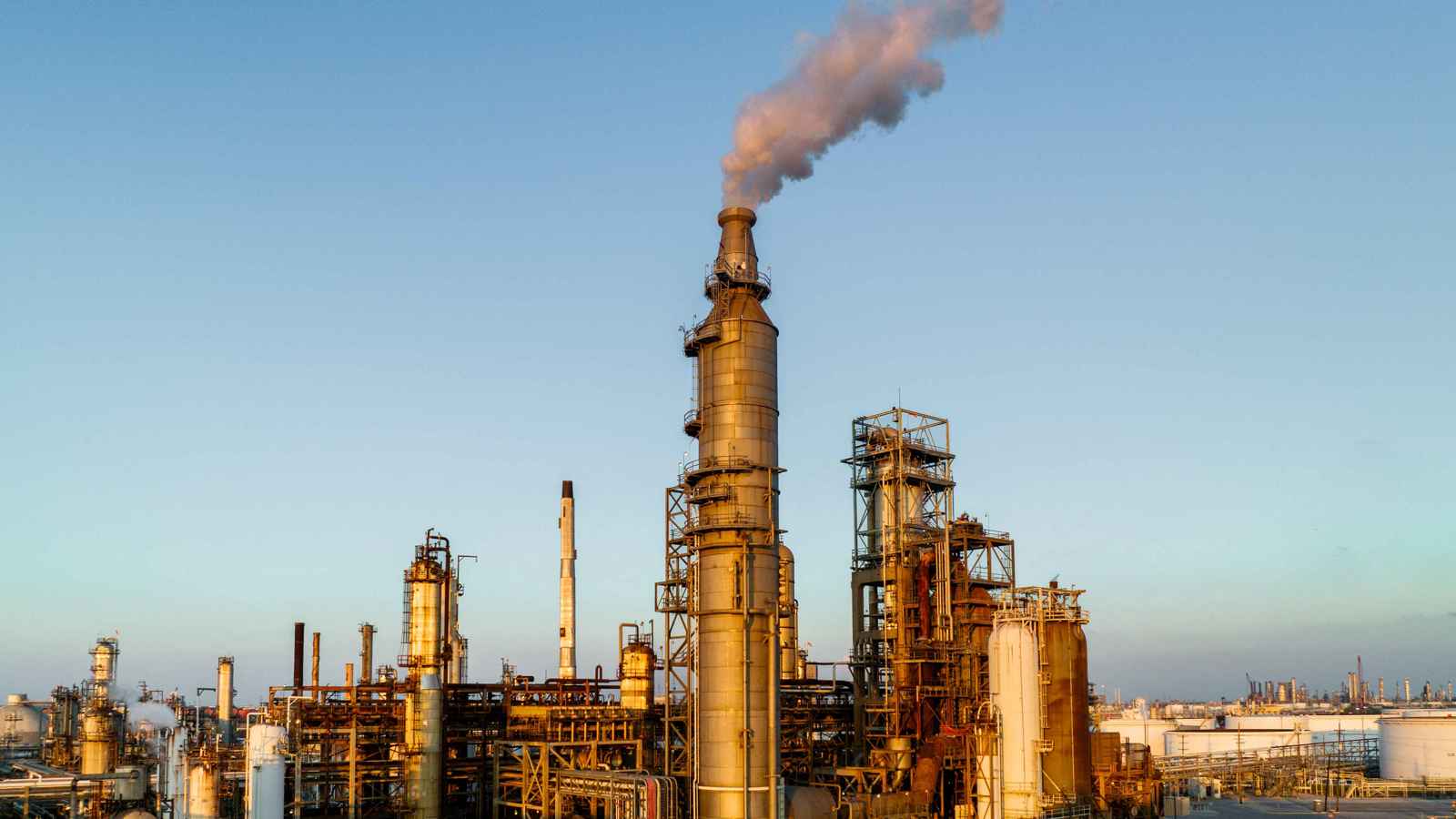 تزايد التوتر بين واشنطن وطهران يدفع بأسعار النفط للارتفاع عالمياً