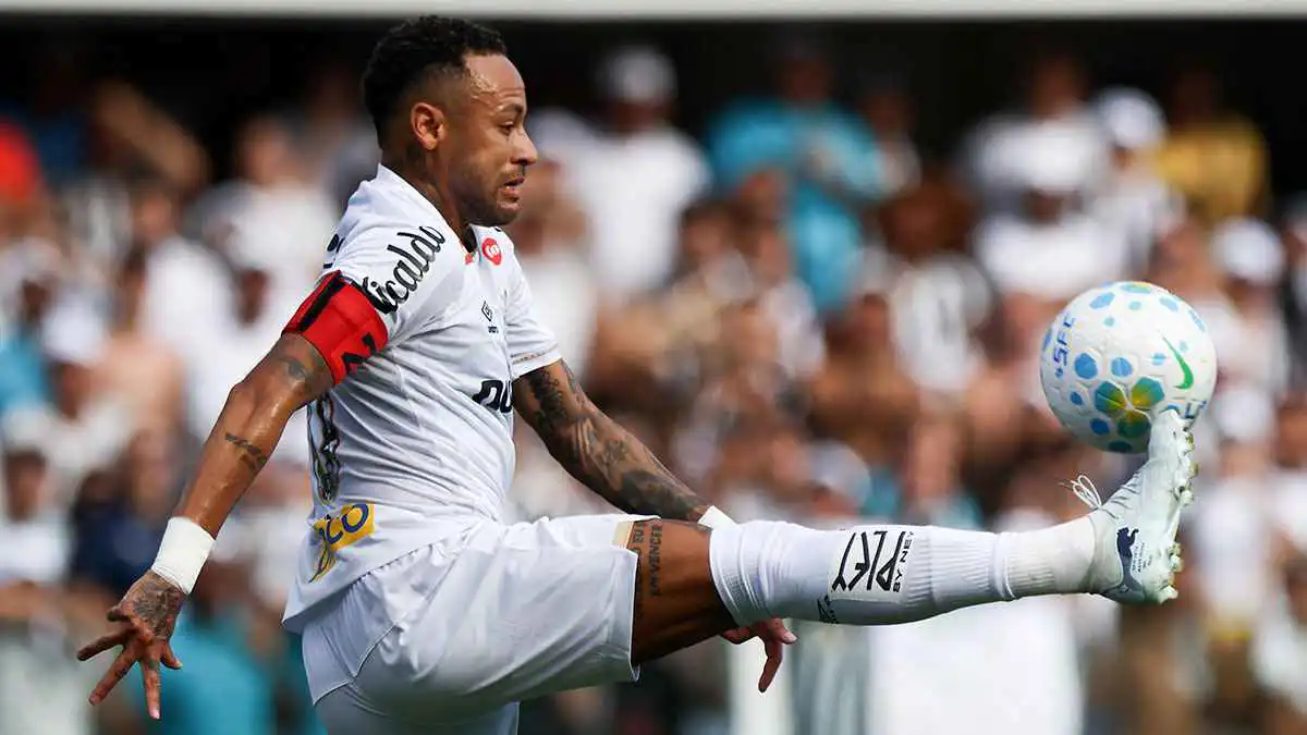 طفل يقبّل ركبتي نيمار قبل مواجهة سانتوس وأتلتيكو مينيرو (فيديو)