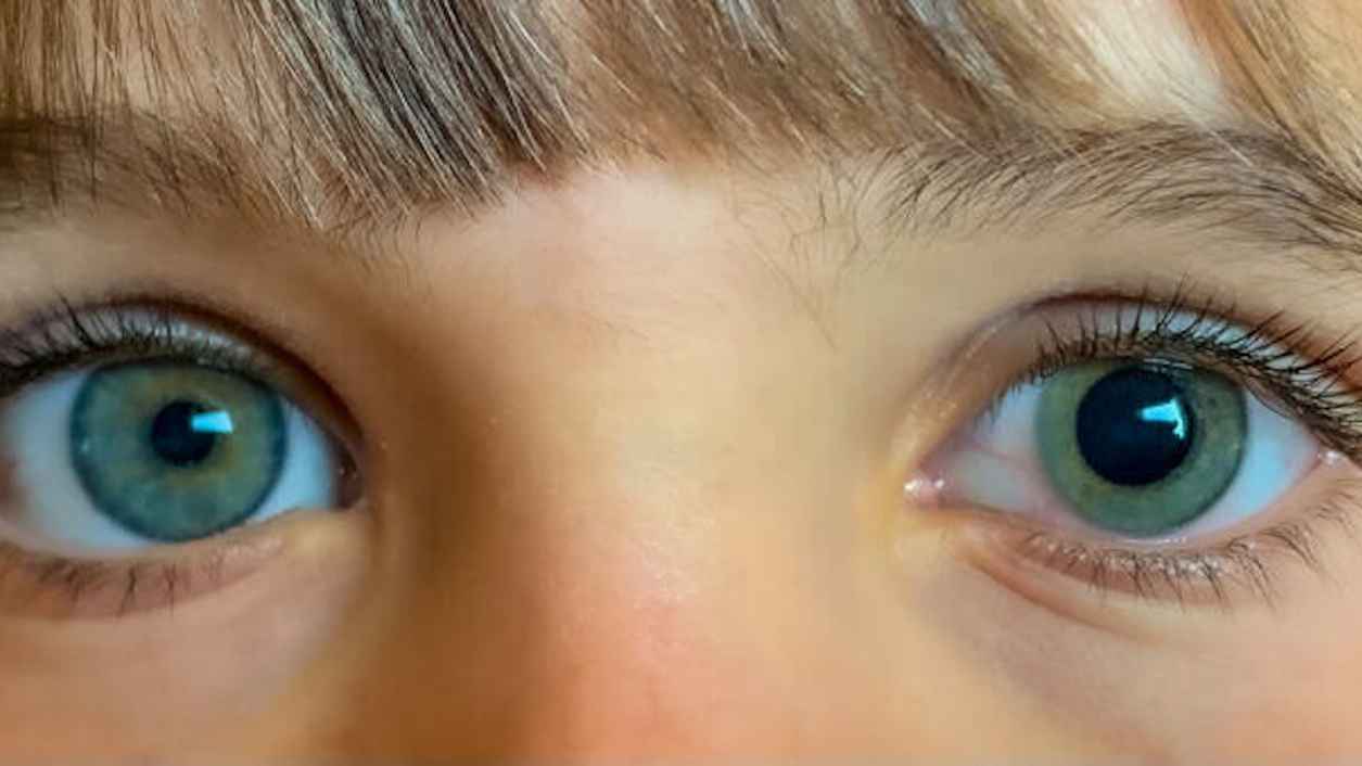 قطرات العين "الموسعة للبؤبؤ".. كيف تجنب طفلك خطرها؟