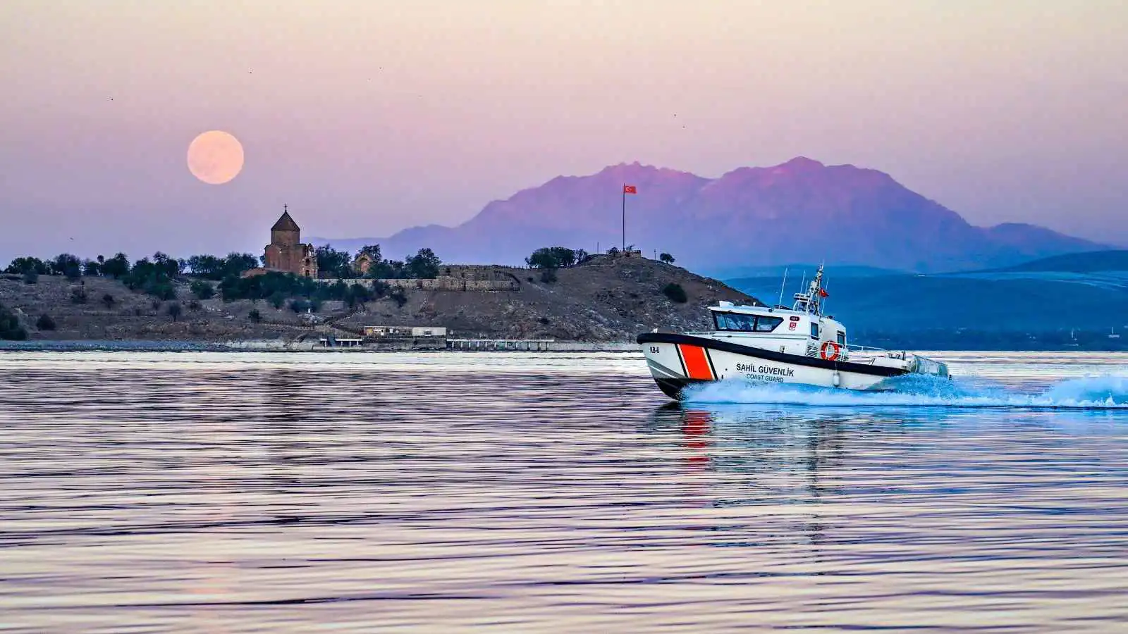 غرق قارب مهاجرين يودي بحياة 18 قبالة تركيا