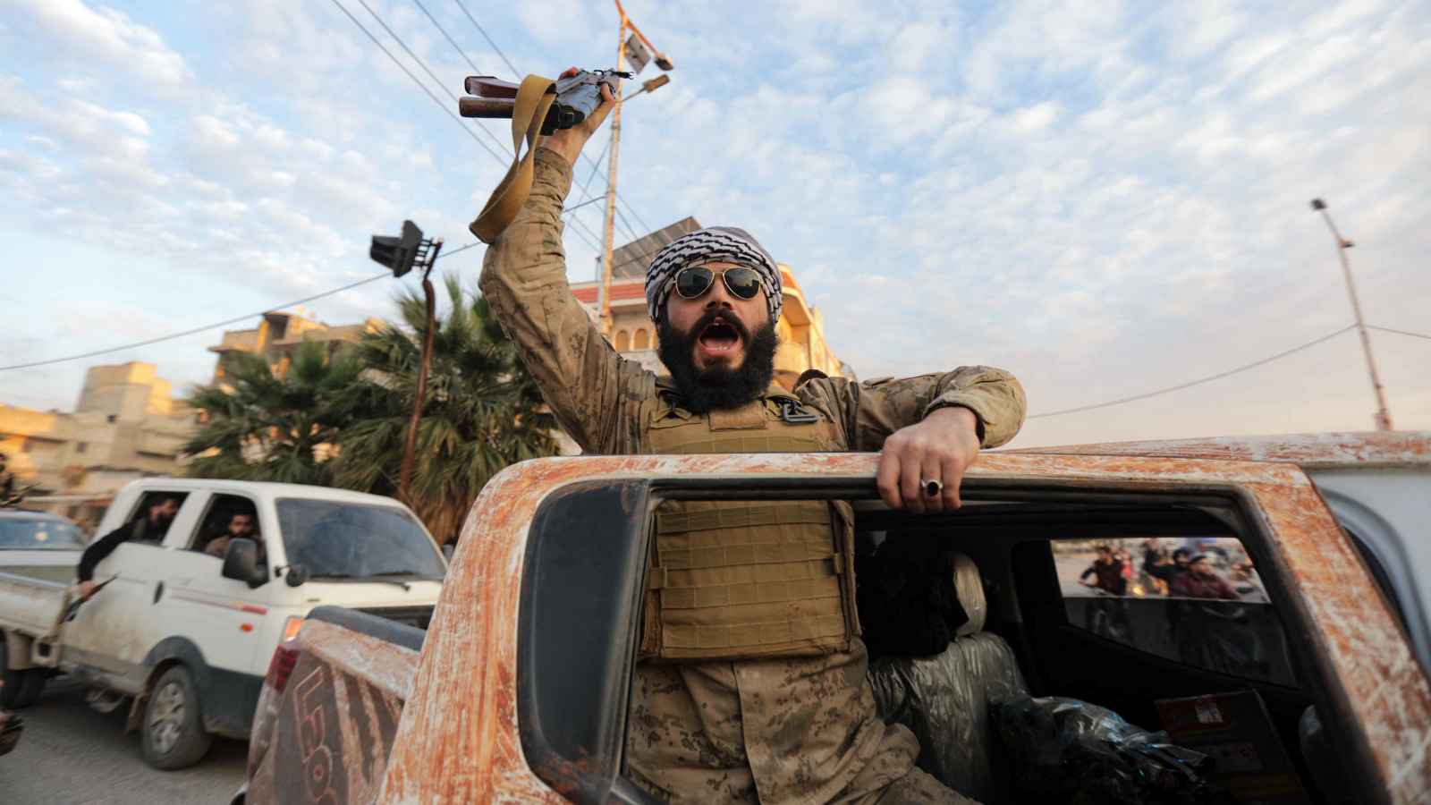 الغارديان: تزامن هجوم المعارضة السورية مع "اتفاق لبنان" ليس مصادفة