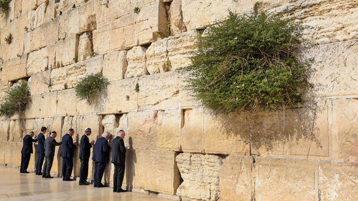 حاخام يحث اليهود على الامتناع عن تقبيل الحائط الغربي بسبب كورونا