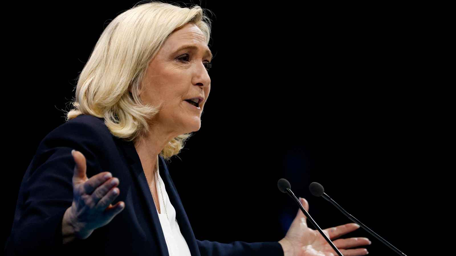 بعد حجب الثقة عن حكومة بارنييه.. لوبان تعزز حظوظها بالرئاسة الفرنسية