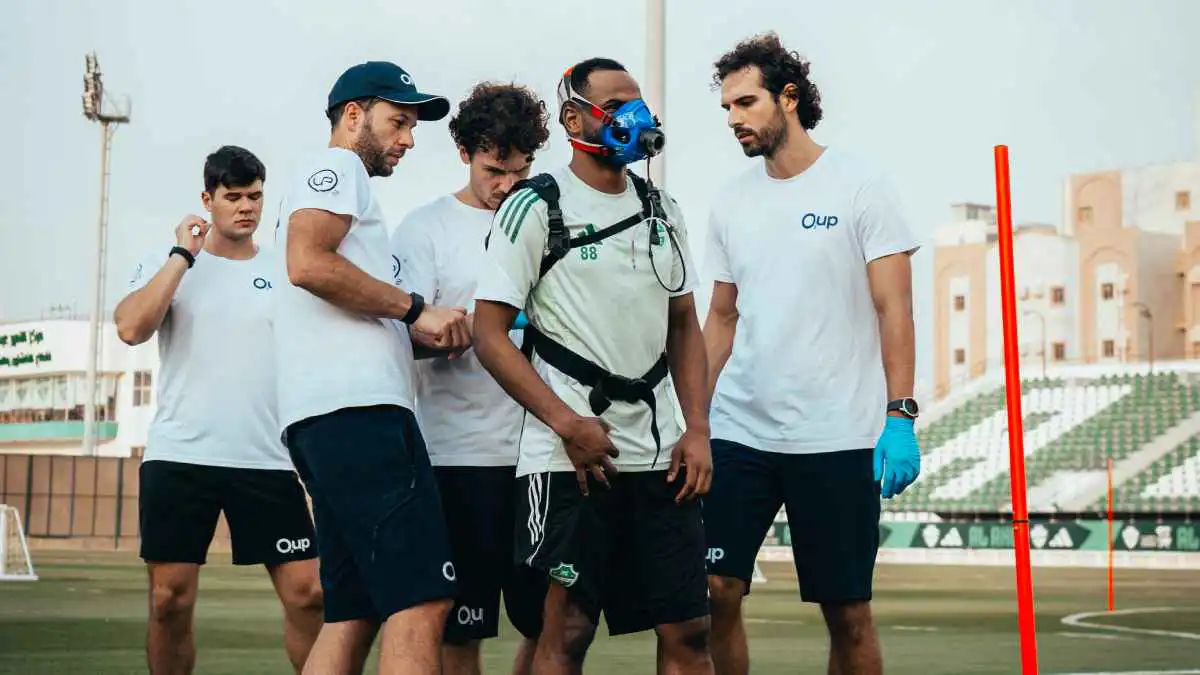 ما سر أقنعة الأكسجين التي ظهر بها لاعبو الأهلي السعودي؟ (فيديو وصور)