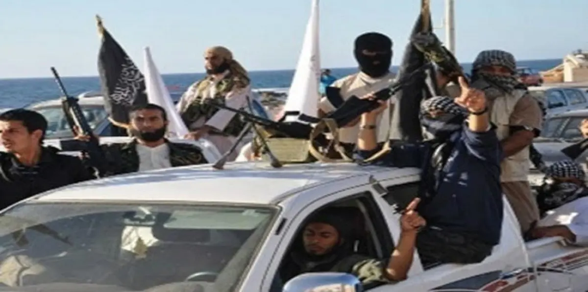 داعش يستعرض سياراته ومسلحيه بمدينة صبراته الليبية