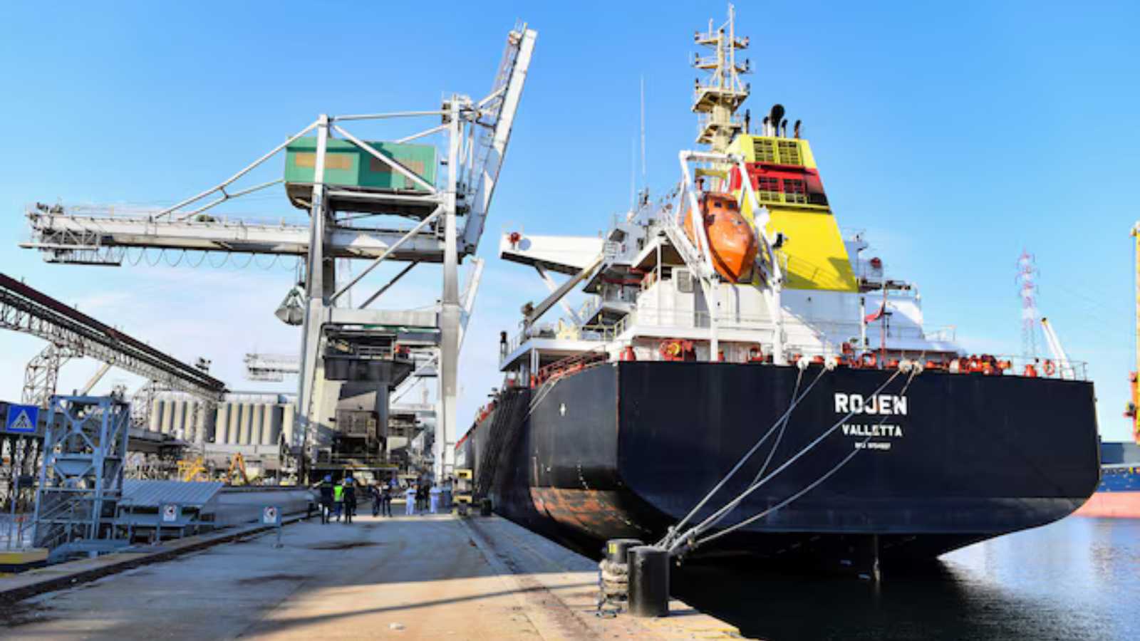 تحملان متفجرات.. ميناء إيطالي يرفض دخول شاحنتي سلاح لإسرائيل (فيديو)