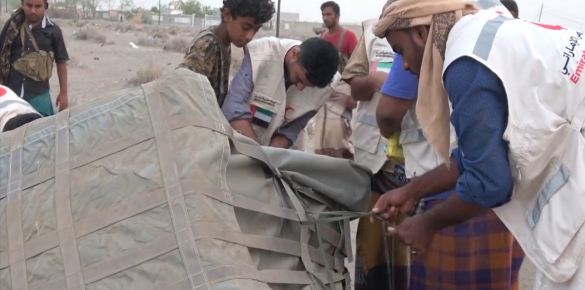 التحالف العربي ينفذ عملية إسقاط جوي في الحديدة (فيديو)