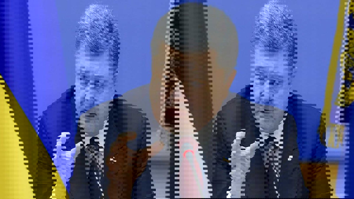 رئيس أوكرانيا السابق يتحدى تهديدا بالاعتقال في مواجهة مع زيلينسكي