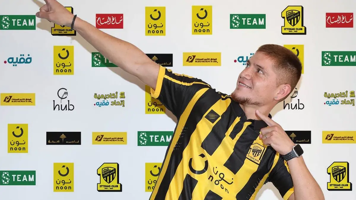 بعدما علقوا في مطار ألمانيا.. محترفو أندية الاتحاد والشباب وضمك يستغيثون للدخول لبلدهم (فيديو)