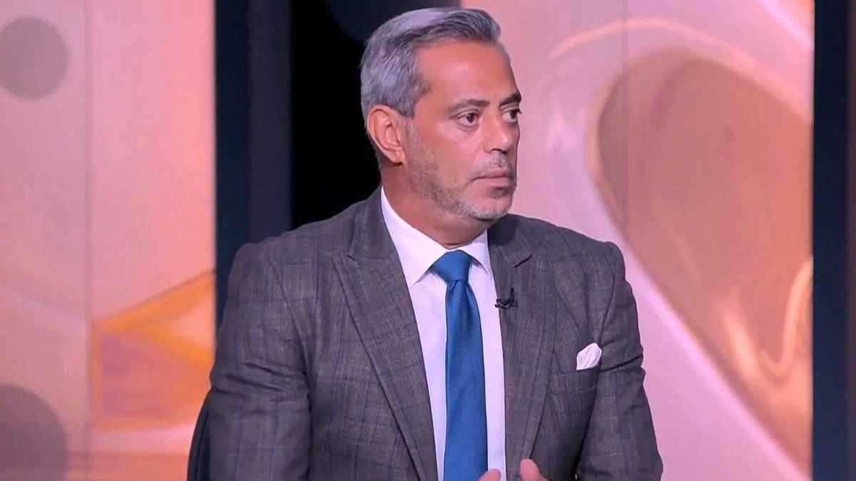 لا يدافع ولا يهاجم.. هاني رمزي يفتح النار على نجم الأهلي المصري (فيديو)