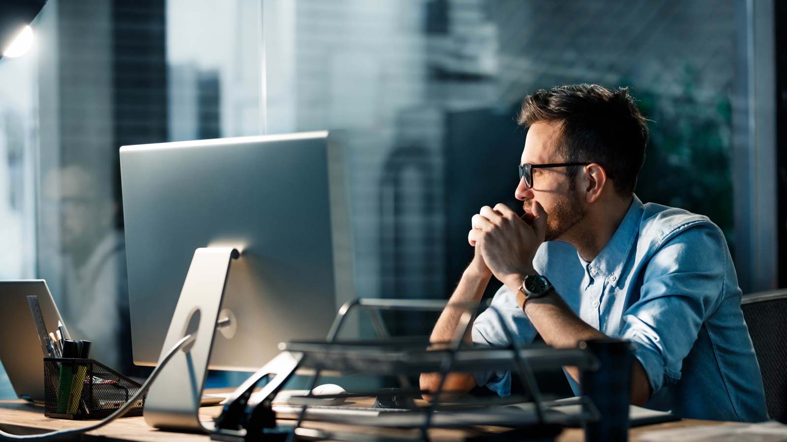 الجلوس 60 ساعة في الأسبوع يجعلك تبدو "أكبر سناً"