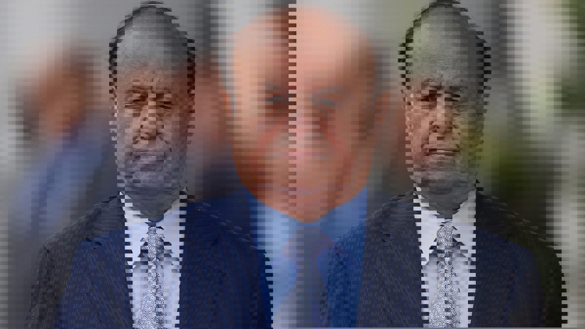 الرئيس اليمني يعين محافظًا وقائدًا عسكريًا جديدًا في تعز