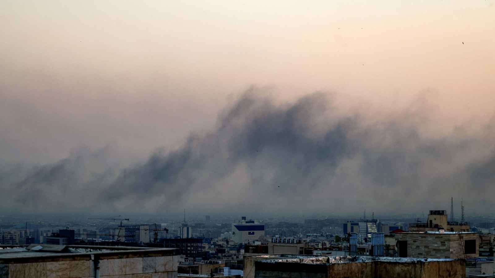 دوي انفجارات عنيفة تهز طهران وأصفهان