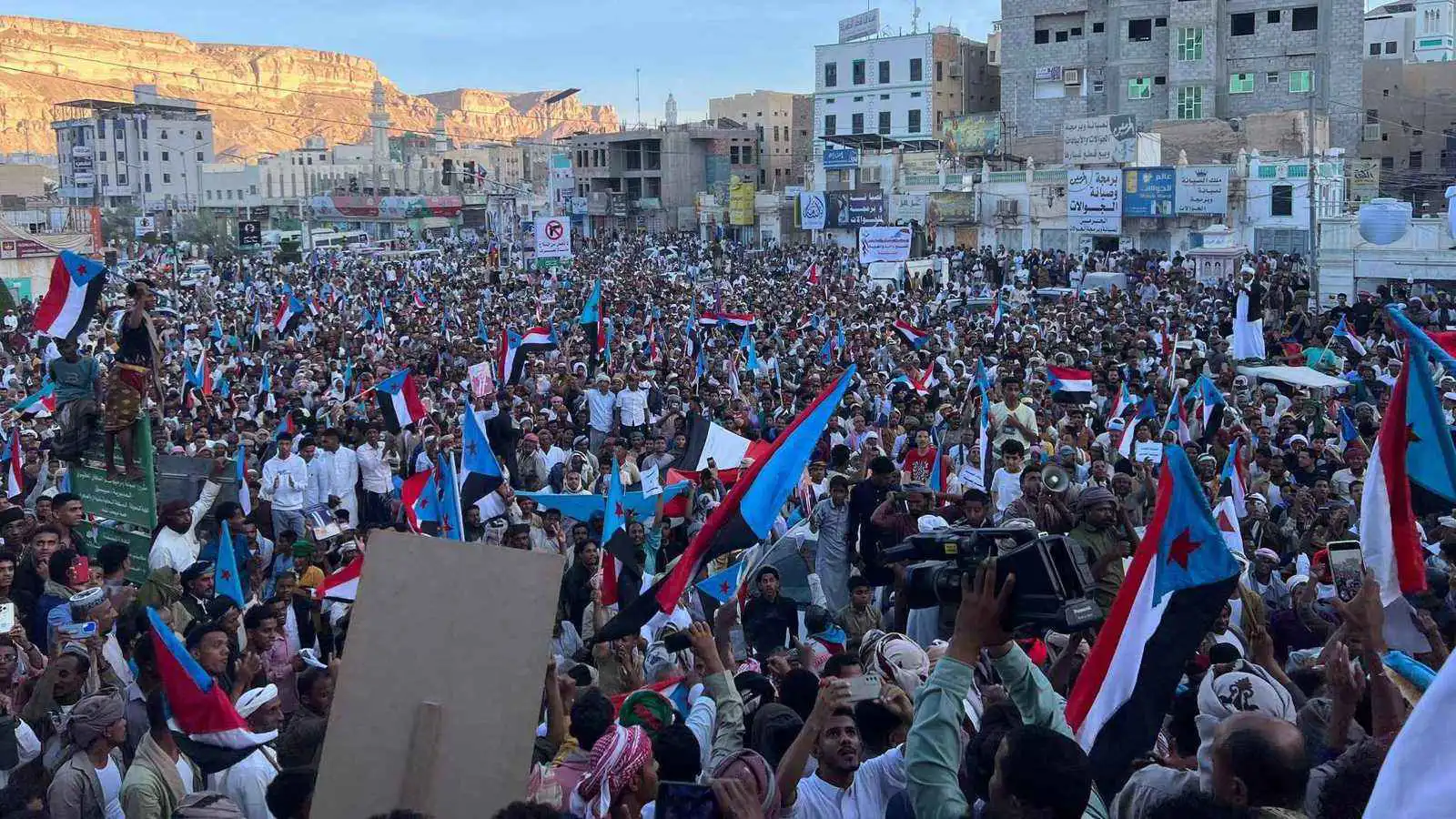 "الانتقالي الجنوبي" يندد باعتداء القوات "الإخوانية" على المتظاهرين