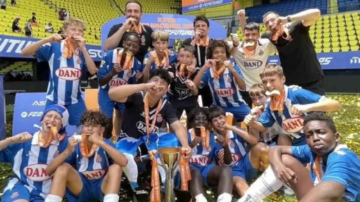 لماذا أجبر نادي إسبانيول لاعبيه على ارتداء أحذية سوداء؟ (صور)