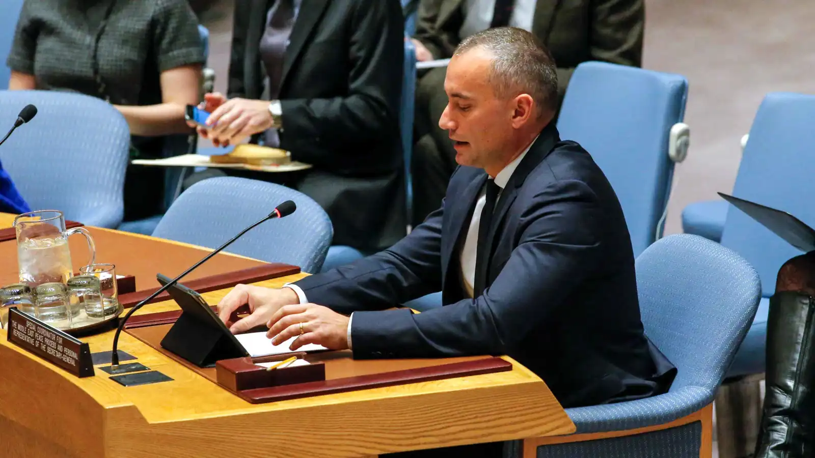 عاش في قلب الصراعات.. من هو نيكولاي ملادينوف مرشح "مجلس السلام" بغزة؟