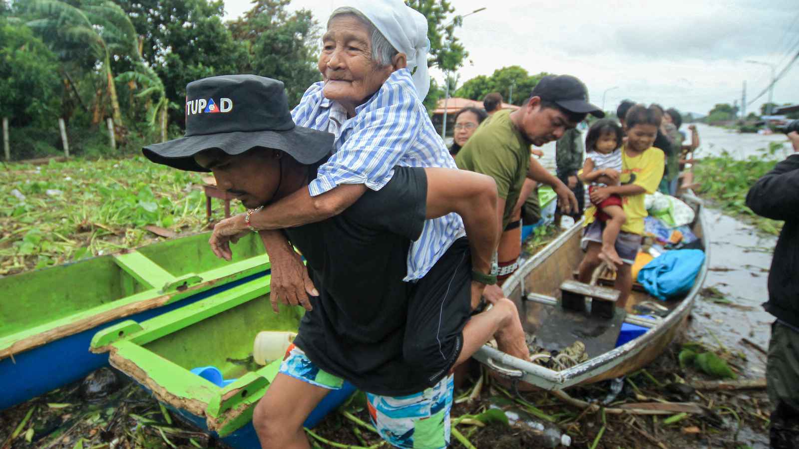 عاصفة "ترامي" تجلي الآلاف وتقتل 7 في الفيليبين