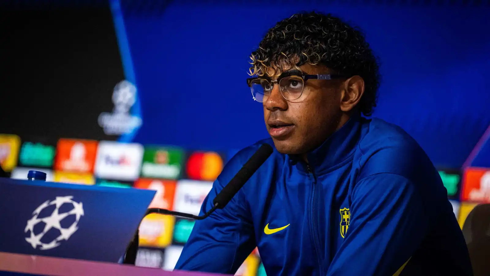 لماذا ارتدى لامين يامال نظارة في المؤتمر الصحفي لمباراة أتلتيكو؟