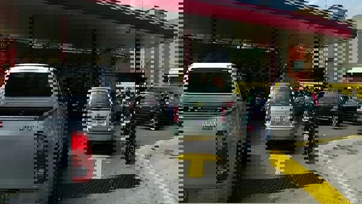 رغم رضوخ الحكومة الفرنسية.. السترات الصفراء تسبب نقصًا حادًا في محطات التزويد بالوقود (فيديو)