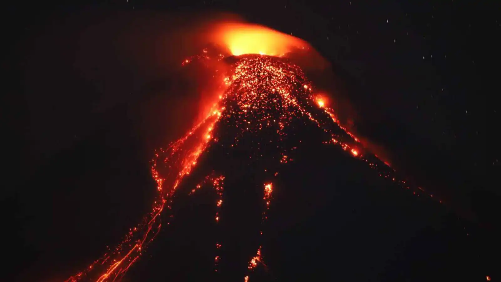 الفلبين.. بركان مايون ينشط مجددًا مع تدفق الحمم (فيديو)