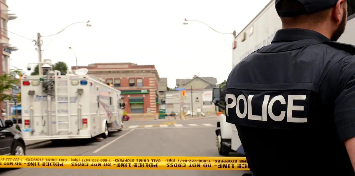 بالفيديو والصور.. معركة مسلحة داخل مركز تجاري في كندا