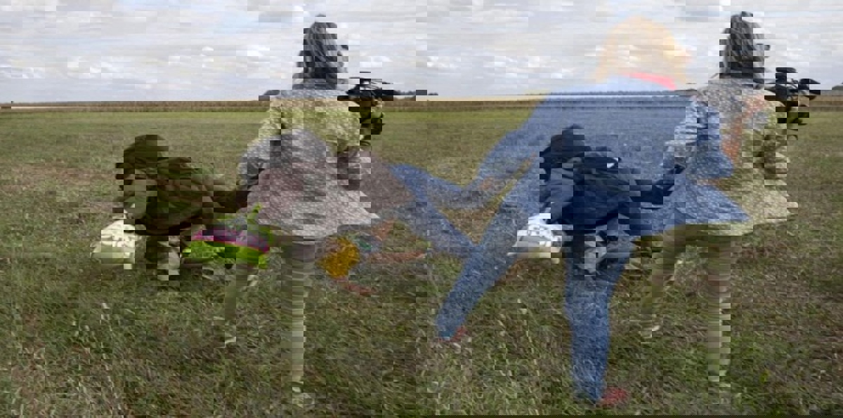 هنغاريا تمنح جائزة للصحافية التي ركلت لاجئين