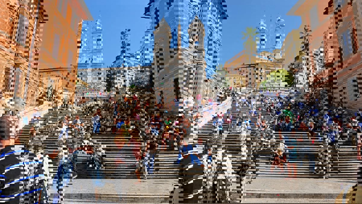 روما.. سعودي قاد سيارته على "السلالم الإسبانية" والشرطة توقفه