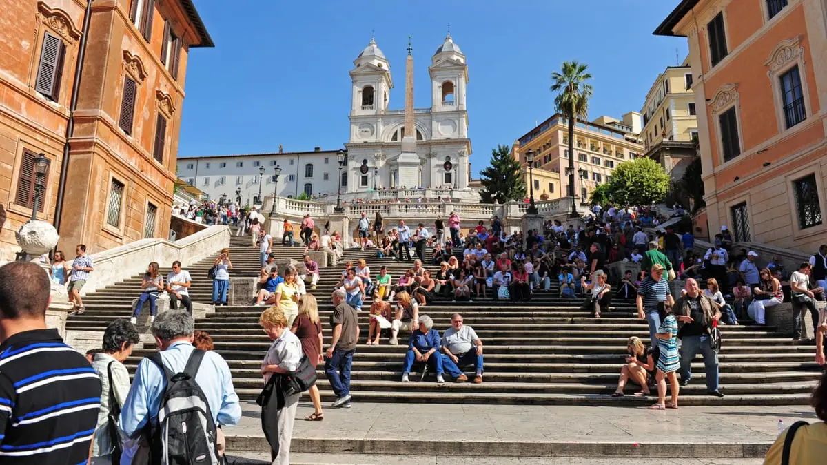 روما.. سعودي قاد سيارته على "السلالم الإسبانية" والشرطة توقفه