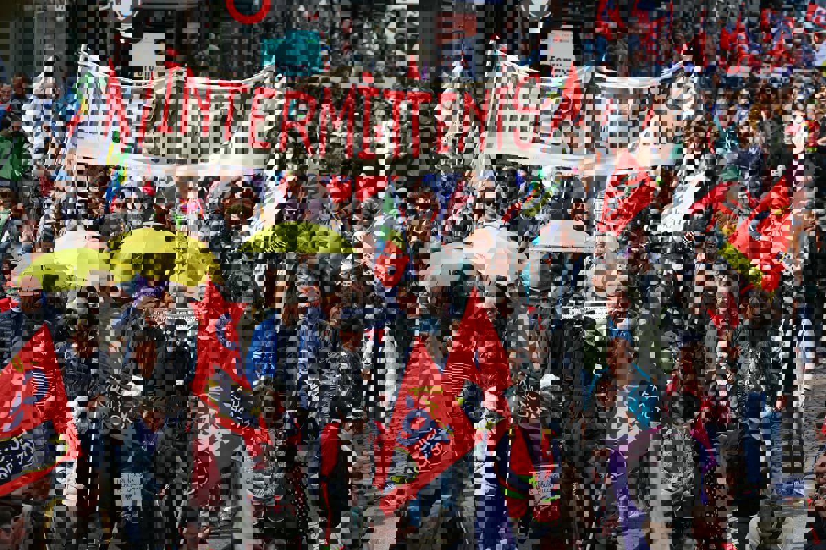 "طوارئ الرواتب" تهدد بإدخال فرنسا في "شلل عام"