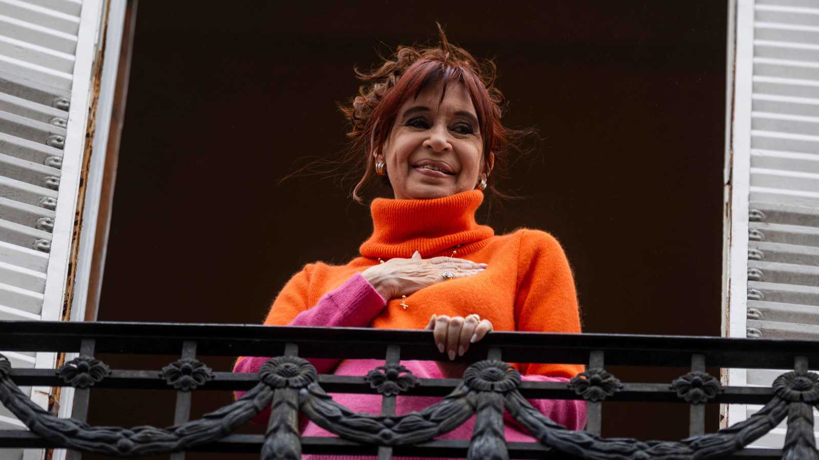 رئيسة الأرجنتين السابقة تترك الإقامة الجبرية لإجراء عملية طبية