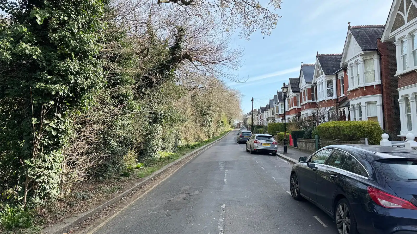 "هجوم مستهدف".. فيديو يوثق نجاة شاب من محاولة دهس