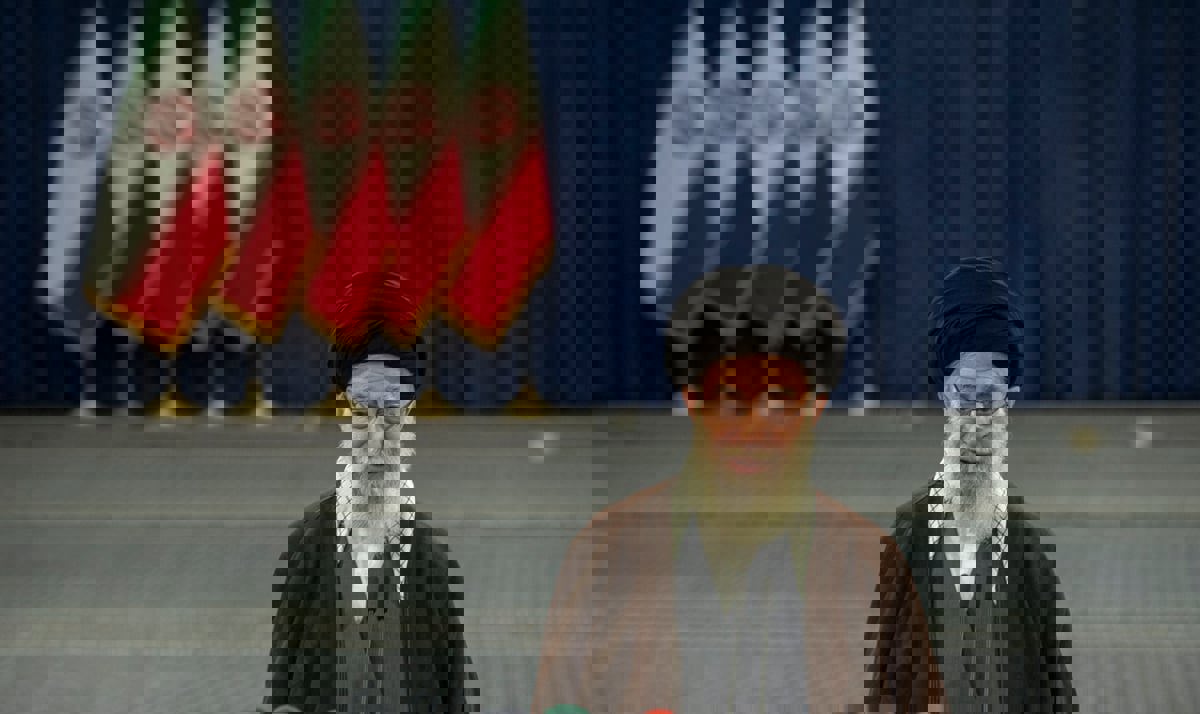 رسالة تهديد أم إثارة عواطف؟.. بندقية خامنئي تثير تفاعلاً واسعاً (فيديو)