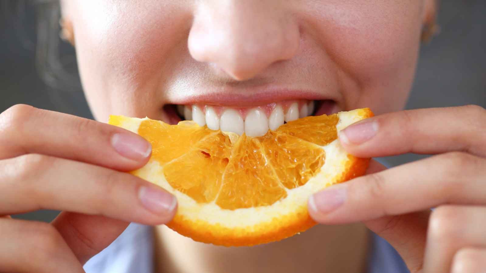 هل من الصحي تنظيف الأسنان بعد تناول الحمضيات؟