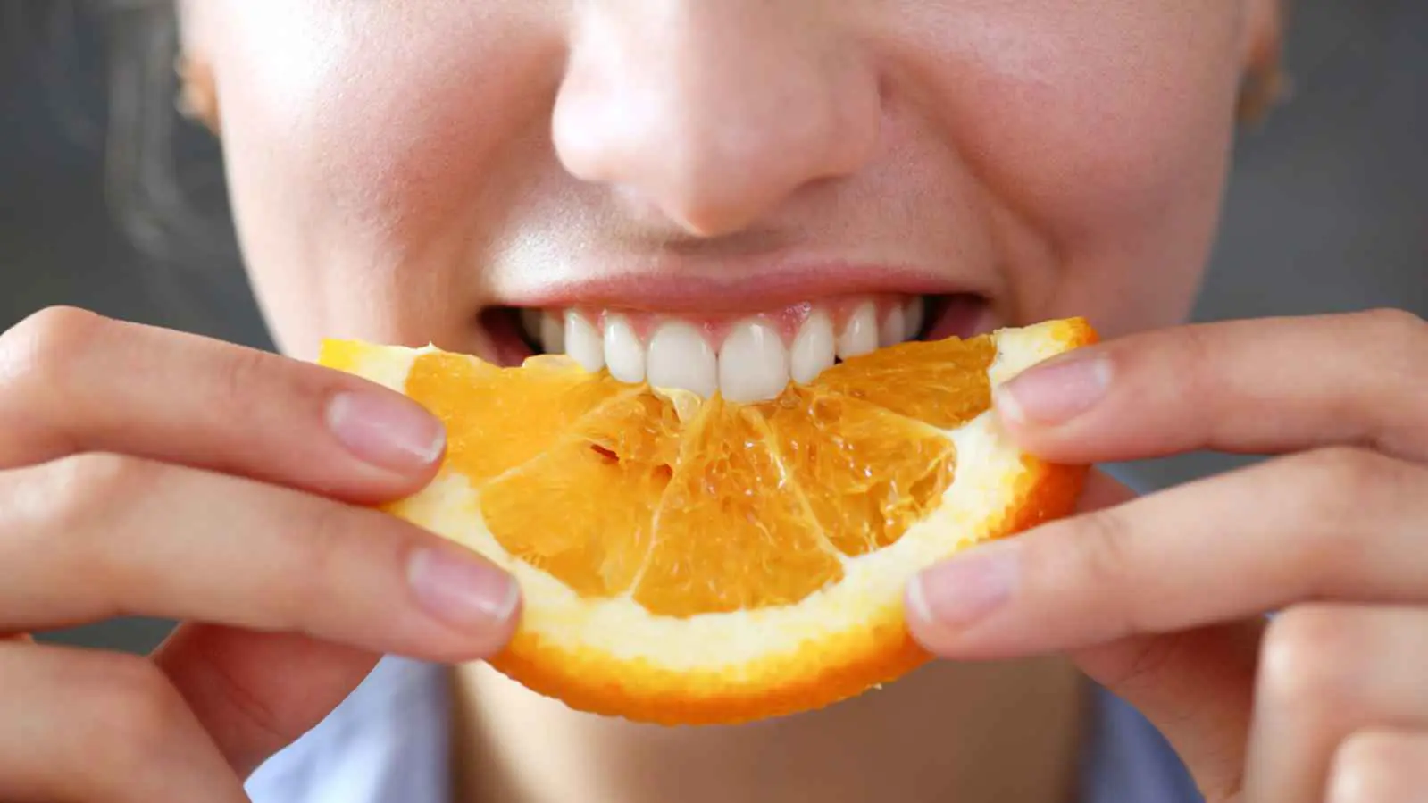 هل من الصحي تنظيف الأسنان بعد تناول الحمضيات؟