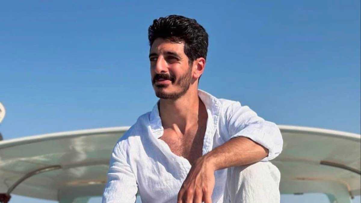 رغم حبسه بتهمة غسيل الأموال.. البلوغر شاكر يظهر في تتر "غموض"