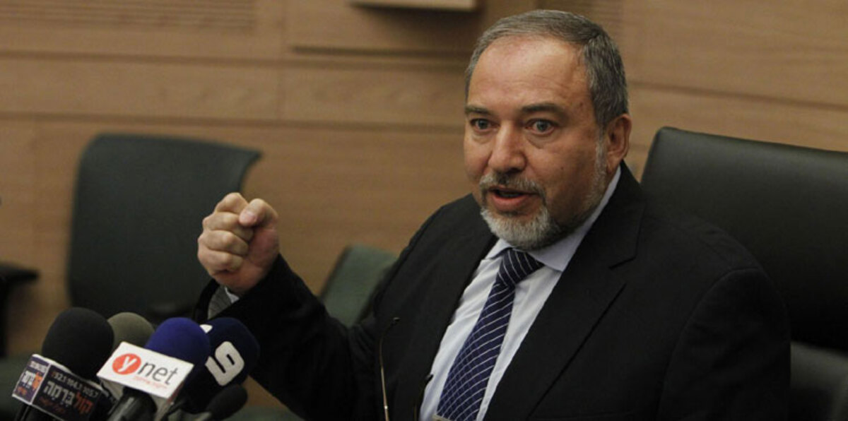 محللون: عملية تل أبيب وضعت ليبرمان في مأزق