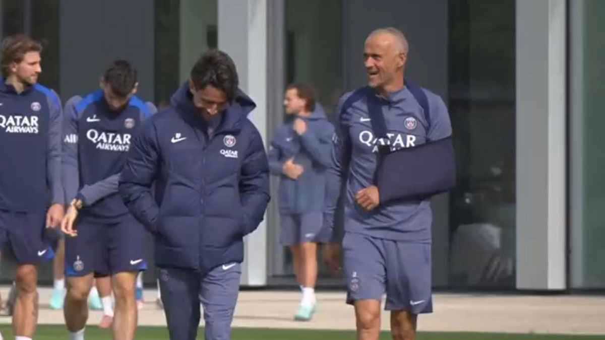 أول ظهور للويس إنريكي بعد حادث سقوطه عن الدراجة (فيديو)