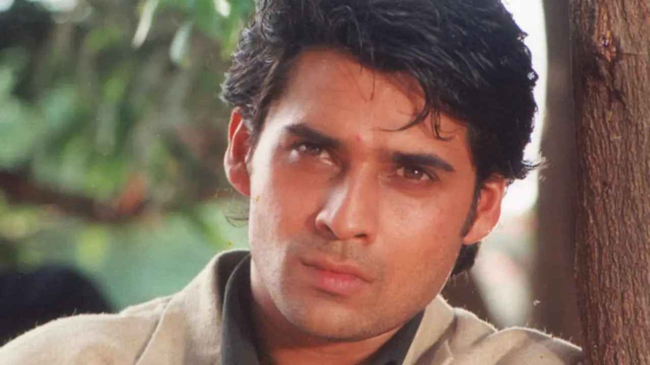 رحيل نجم السينما الهندية موكول ديف بعد صراع مع المرض