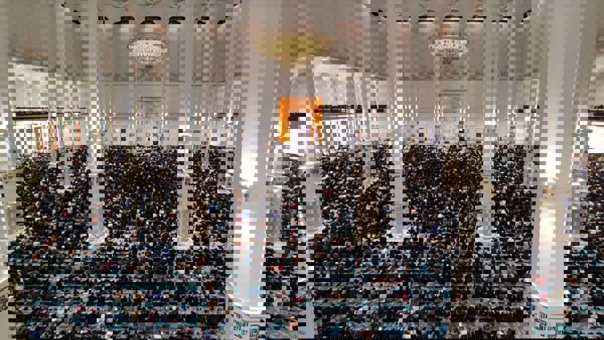 الجزائر.. الآلاف يصلون أول "تراويح" في ثالث أكبر مساجد العالم‎