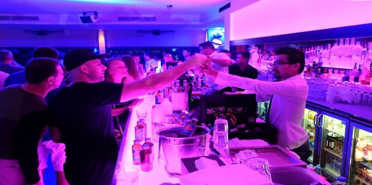 بالفيديو.. راهنوه على شرب زجاجة خمر فوقعت الكارثة