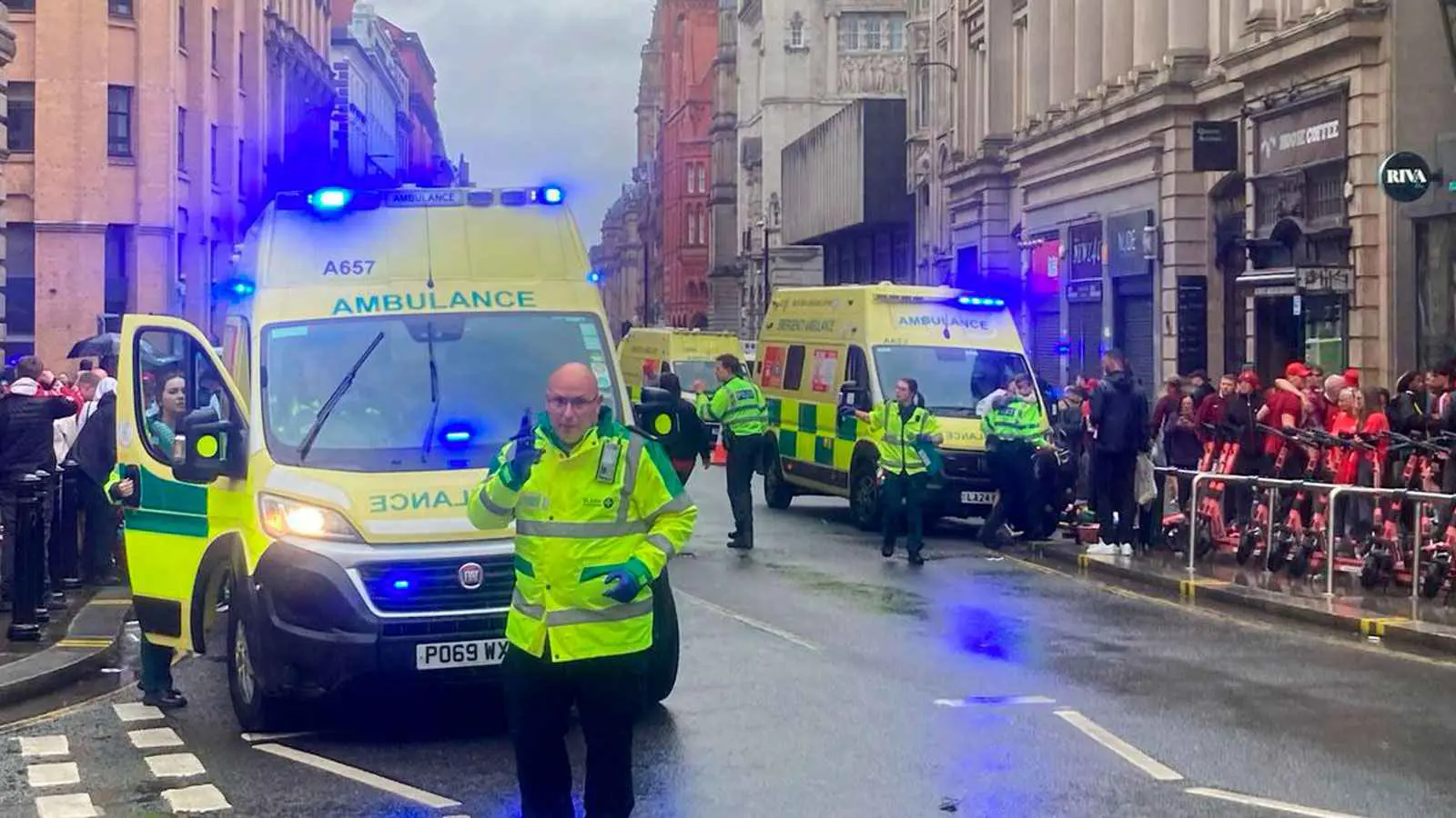 سيارة تصدم تجمعًا خلال احتفالات فوز ليفربول بالدوري الإنجليزي (فيديو)